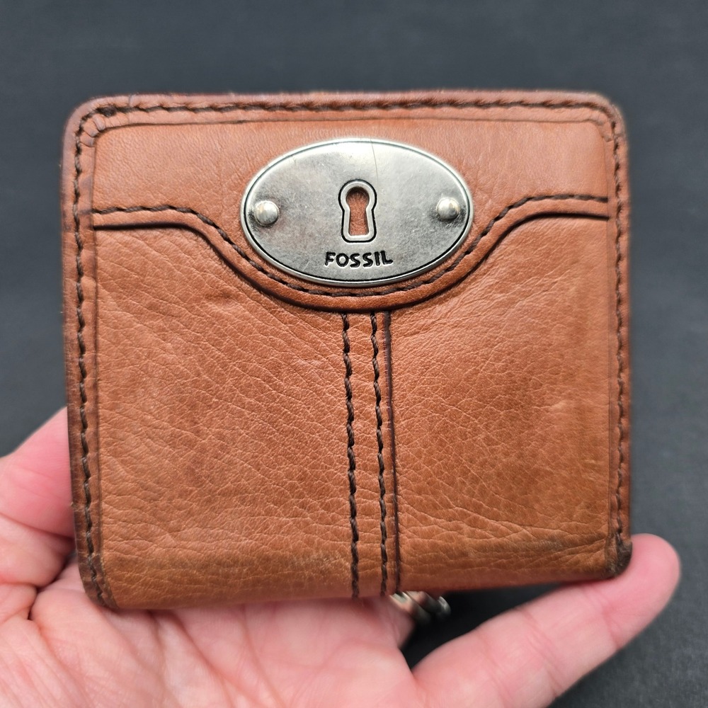 Fossil Brown Leather Bifold Wallet Keyhole Hardware Compact ID Window Zip Pocket